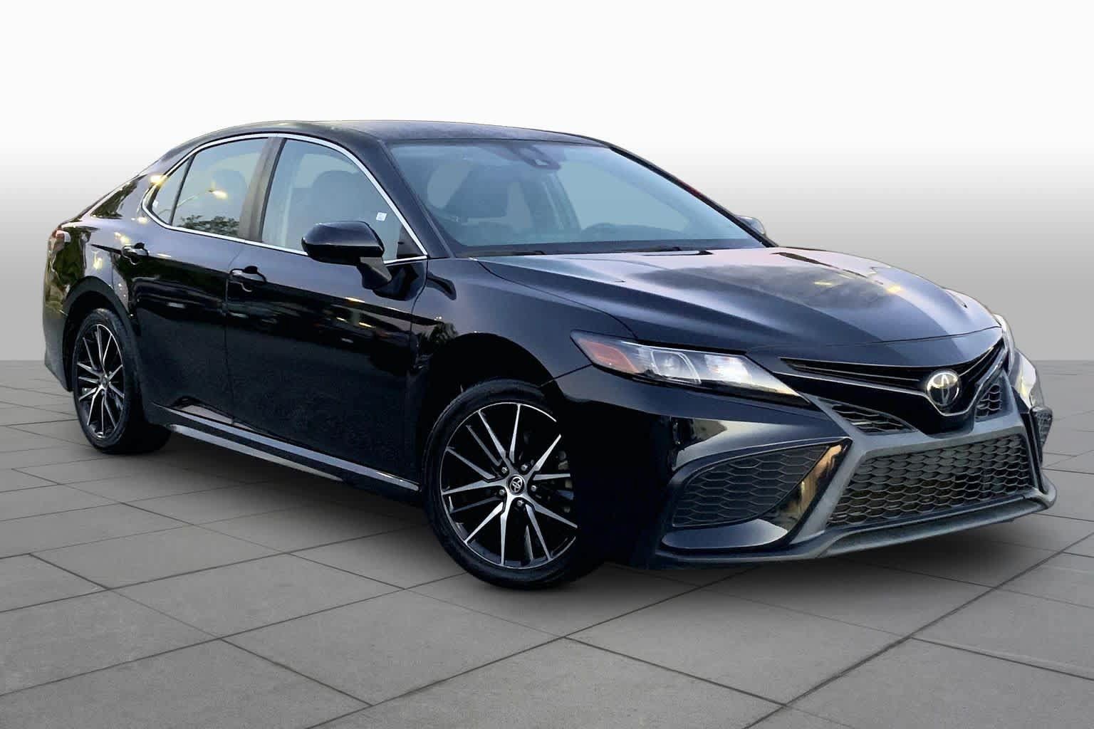Used 2021 Toyota Camry SE FWD image 3