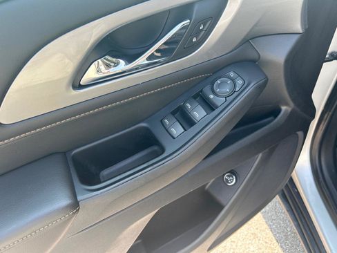 Used 2018 Chevrolet Traverse LT AWD/4WD image 12