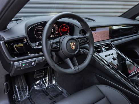 Used 2025 Porsche Panamera image 4