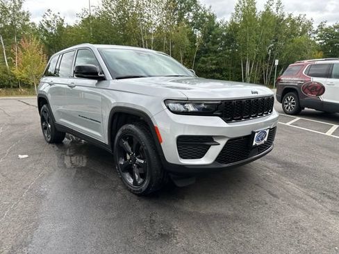 Used 2023 Jeep Grand Cherokee Altitude AWD/4WD image 7