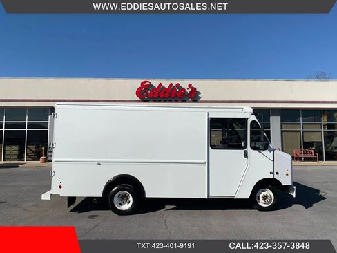 Used 2014 Ford E-350 and Econoline 350 XL w/ A/C Prep Package RWD image 1
