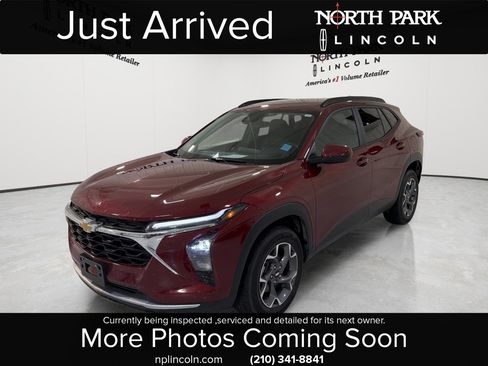 Used 2025 Chevrolet Trax LT w/ Driver Confidence Package FWD image 1