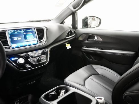 New 2026 Chrysler Voyager LX image 18