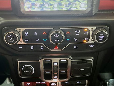 Used 2022 Jeep Gladiator Rubicon w/ LED Lighting Group AWD/4WD image 12