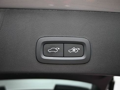 Used 2023 Volvo XC40 B5 Plus image 30