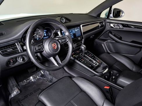 Certified 2025 Porsche Macan w/ Premium Package Plus AWD/4WD image 4