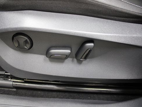 Used 2022 Volkswagen Tiguan SE image 16