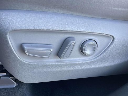 Used 2023 Toyota Highlander XLE image 7