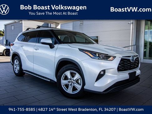 Used 2022 Toyota Highlander LE image 1