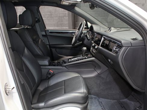 Used 2025 Porsche Macan w/ Premium Package Plus AWD/4WD image 47