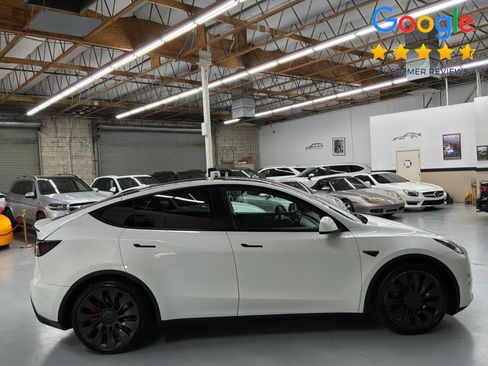 Used 2022 Tesla Model Y Performance AWD/4WD image 2