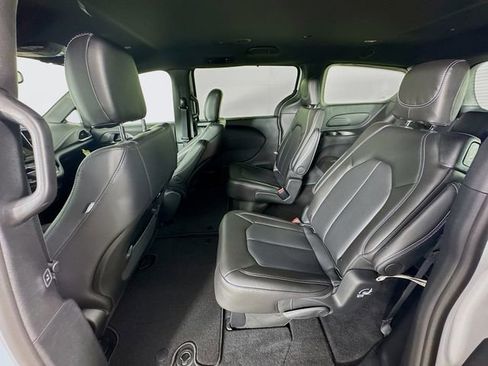 New 2026 Chrysler Pacifica Select image 26
