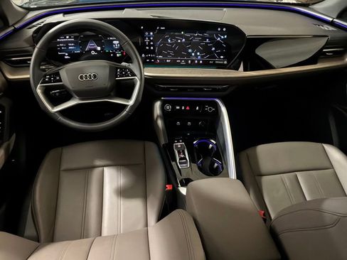 Used 2025 Audi Q5 Premium w/ Convenience Package image 12