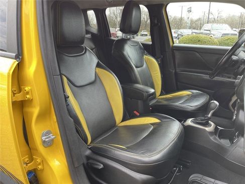 Used 2016 Jeep Renegade Latitude w/ Cold Weather Group FWD image 33