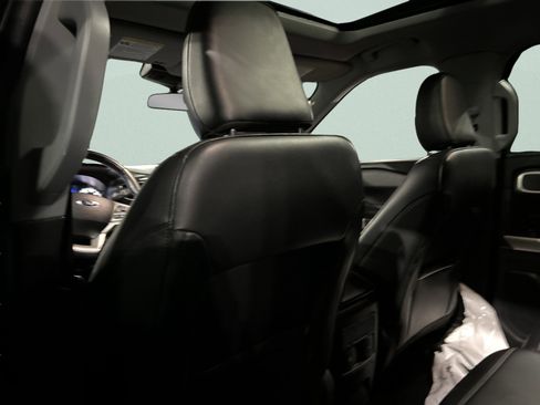 Used 2023 Ford Explorer XLT image 19