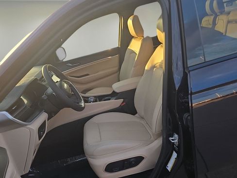 Used 2024 Jeep Grand Cherokee Limited w/ Luxury Tech Group II image 7