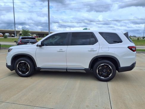 Used 2025 Honda Pilot EX-L image 3