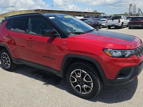 Used 2025 Jeep Compass Trailhawk AWD/4WD image 4