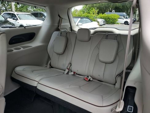 Used 2019 Chrysler Pacifica Limited FWD image 12