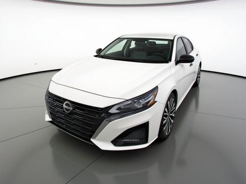 Used 2025 Nissan Altima 2.5 SV FWD image 3