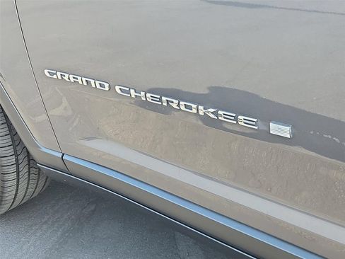Used 2023 Jeep Grand Cherokee Limited RWD image 23