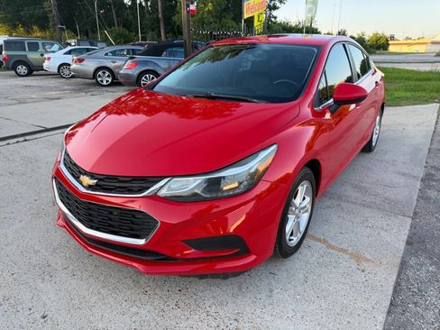 Used 2017 Chevrolet Cruze LT FWD image 2