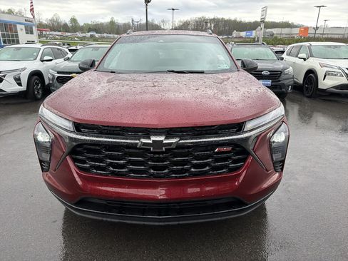 Used 2024 Chevrolet Trax RS w/ Sunroof Package FWD image 2