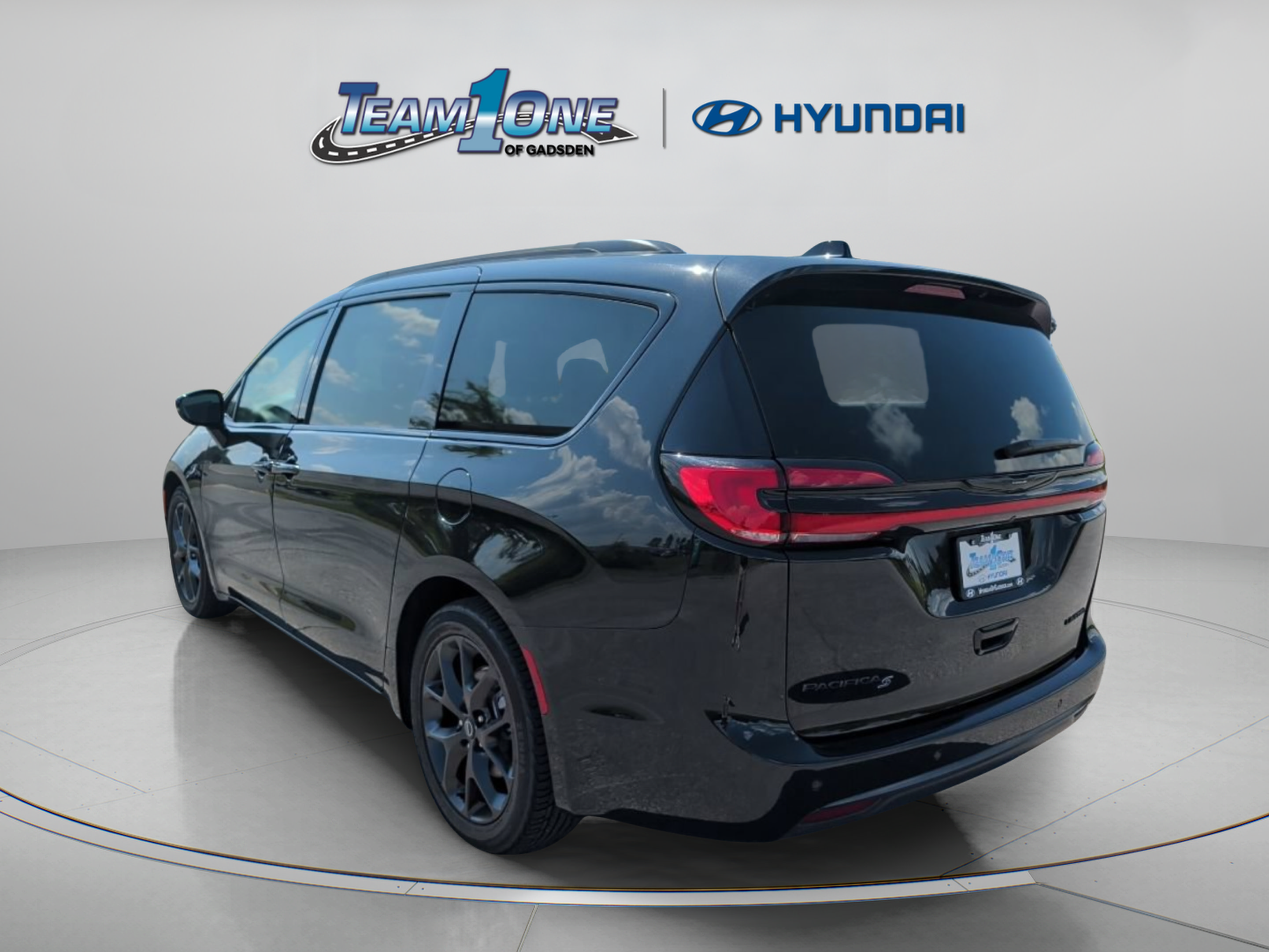 Used 2025 Chrysler Pacifica Limited FWD image 6