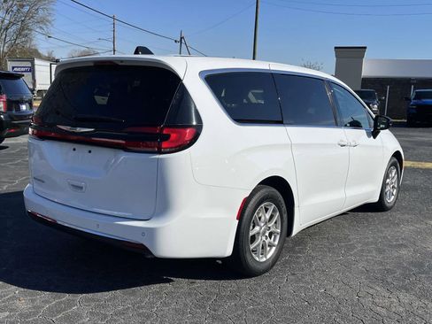 Used 2024 Chrysler Pacifica Touring-L image 3