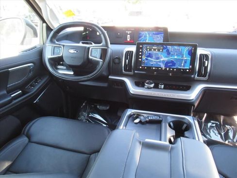 Used 2025 Ford Expedition Platinum AWD/4WD image 12