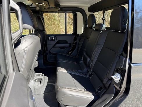 Used 2022 Jeep Gladiator Overland image 15