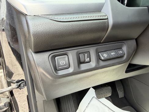 Used 2021 GMC Acadia SLT w/ Technology Package FWD image 12