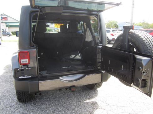 Used 2017 Jeep Wrangler Unlimited Sahara w/ Connectivity Group AWD/4WD image 31