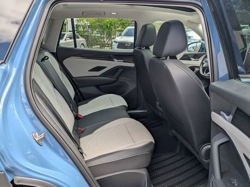 Certified 2025 Volkswagen Tiguan SE w/ Panoramic Sunroof Package AWD/4WD image 19