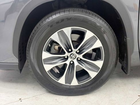 Used 2022 Toyota Highlander XLE AWD/4WD image 19