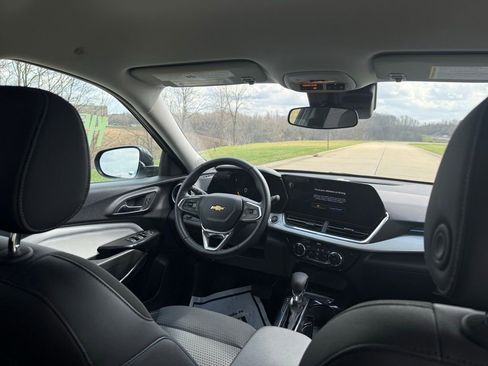 Used 2025 Chevrolet Trax LT w/ LT Convenience Package image 18