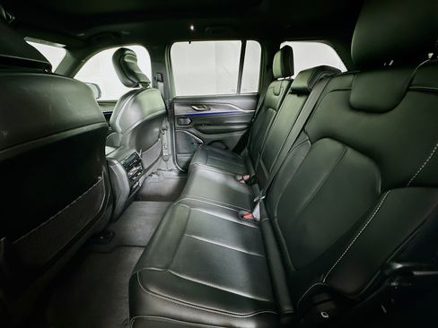 Used 2022 Jeep Grand Cherokee Overland w/ Luxury Tech Group IV image 29