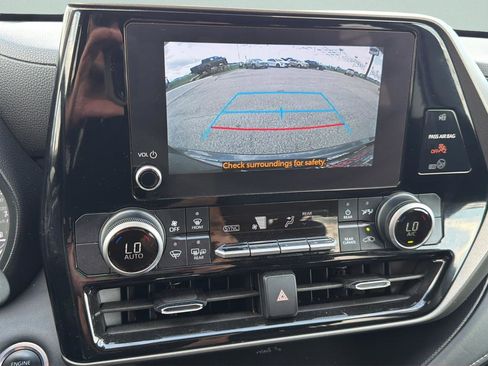 Used 2024 Toyota Highlander LE FWD image 25