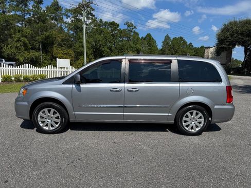 Used 2013 Chrysler Town & Country Touring image 3