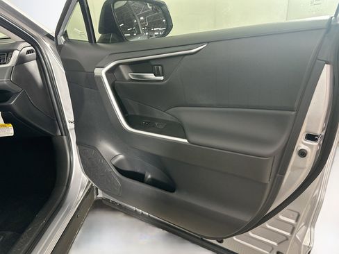 Used 2025 Toyota RAV4 XLE w/ Convenience Package image 32