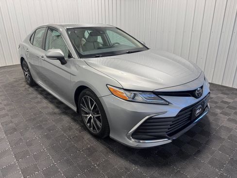 Used 2022 Toyota Camry XLE image 2