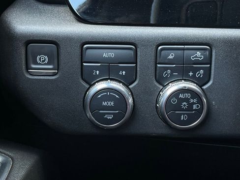 Used 2025 GMC Sierra 1500 SLT image 13