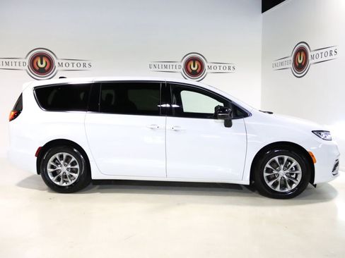 Used 2026 Chrysler Pacifica Limited FWD image 5