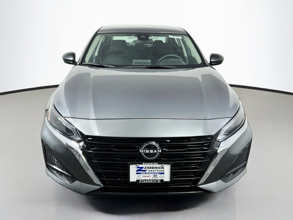 Used 2024 Nissan Altima 2.5 SV FWD image 2