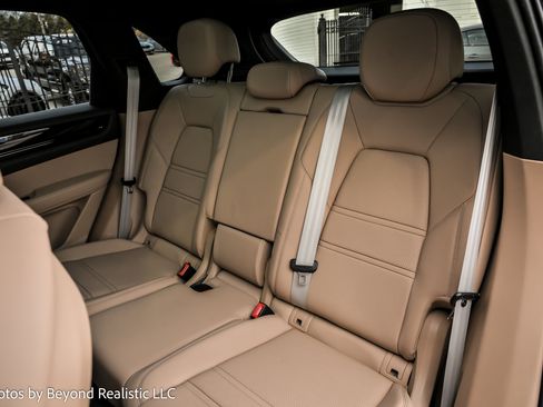 Used 2022 Porsche Cayenne Platinum Edition image 26