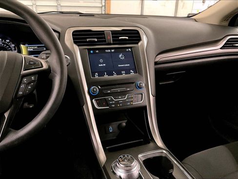 Used 2018 Ford Fusion SE w/ Fusion SE Technology Package FWD image 6