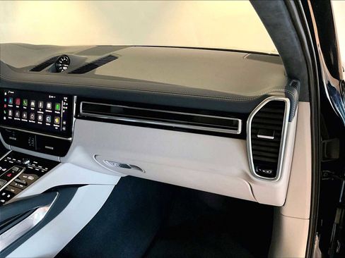 Used 2023 Porsche Cayenne Turbo S image 23