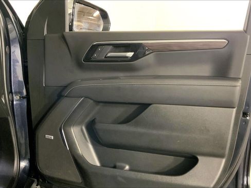 Used 2025 Chevrolet Suburban Premier image 26