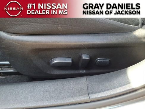 Used 2024 Nissan Altima 2.5 SV w/ SV Premium Package FWD image 11