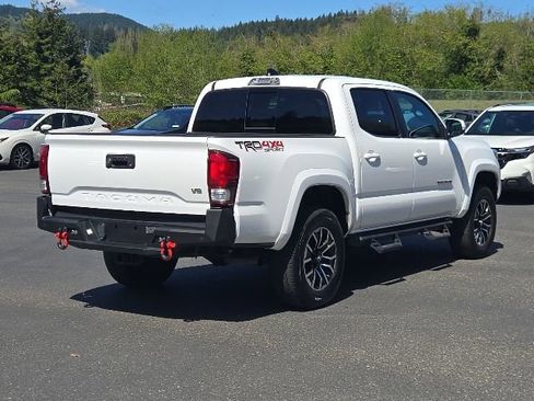 Used 2022 Toyota Tacoma TRD Sport w/ TRD Premium Sport Package AWD/4WD image 8